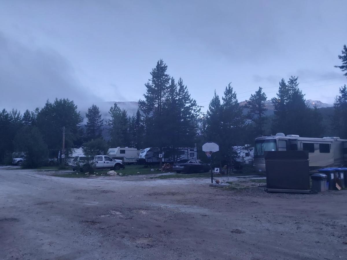 蓝河小屋及露营地 布卢里弗 外观 照片